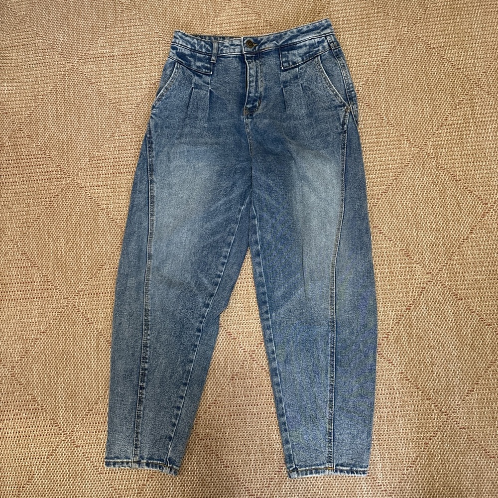 Twisted seam balloon jeans